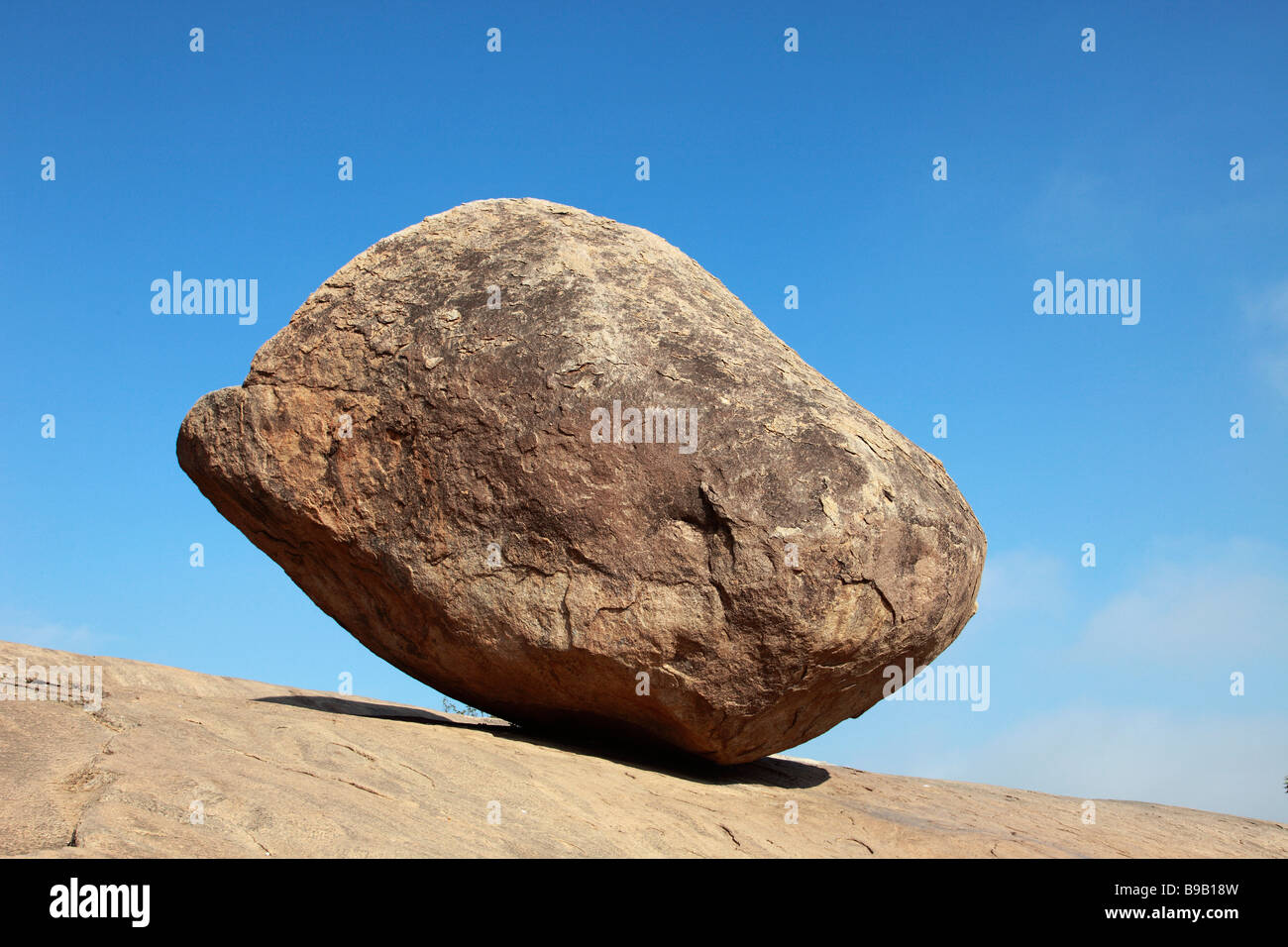 India Tamil Nadu Mamallapuram Mahabalipuram Krishna s Butter Ball boulder Stock Photo