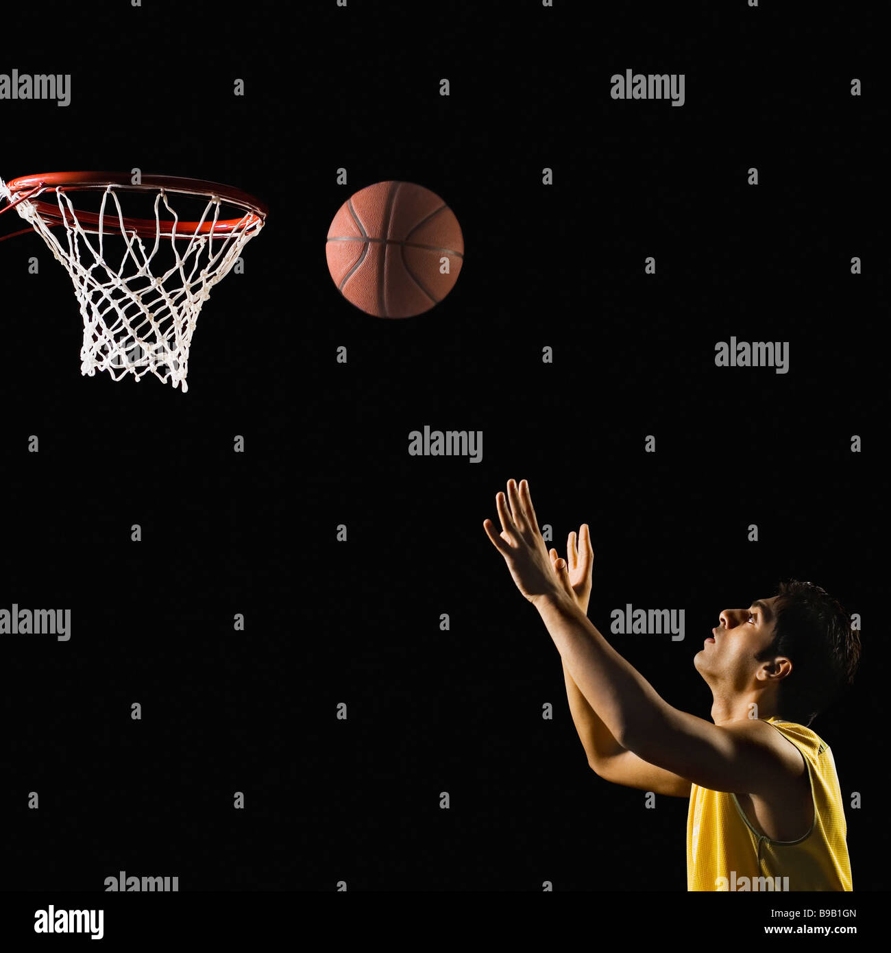 Basketball player shooting the basket Stock Photo - Alamy