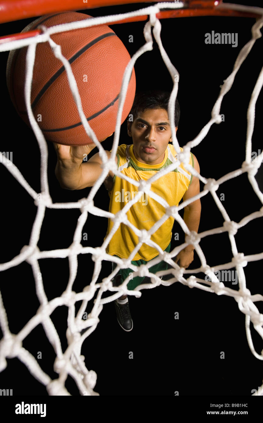 Basketball player shooting the basket Stock Photo - Alamy
