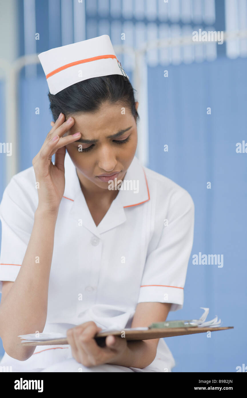 Doctor nurse chart worried hi-res stock photography and images - Alamy