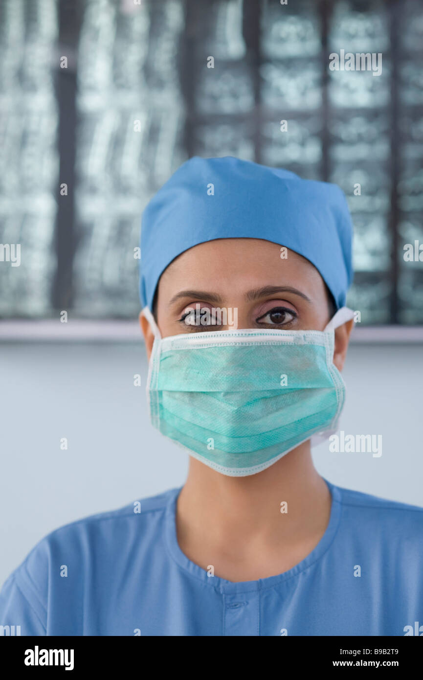 Portrait of a female surgeon wearing a surgical mask Stock Photo - Alamy