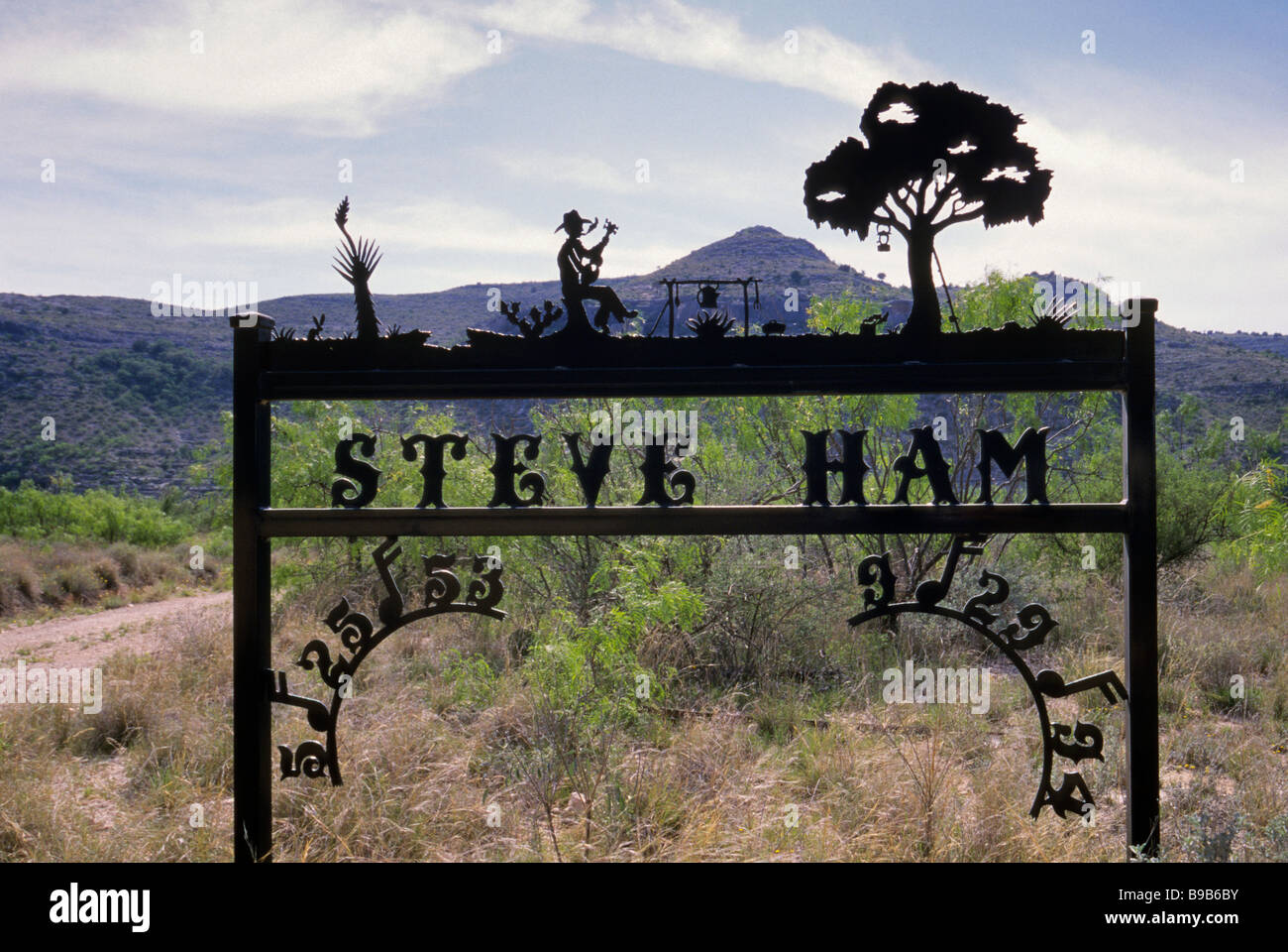 Wrought iron sign ranch gate hi-res stock photography and images - Alamy