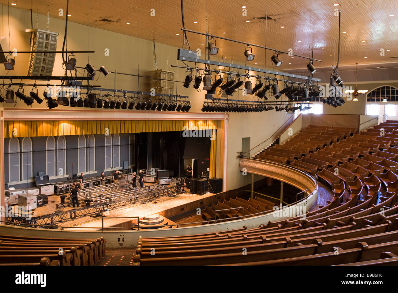 Seats and stage at the Ryman Auditorium former home of the Grand Ole Opry  country music radio Nashville Tennessee USA Stock Photo - Alamy