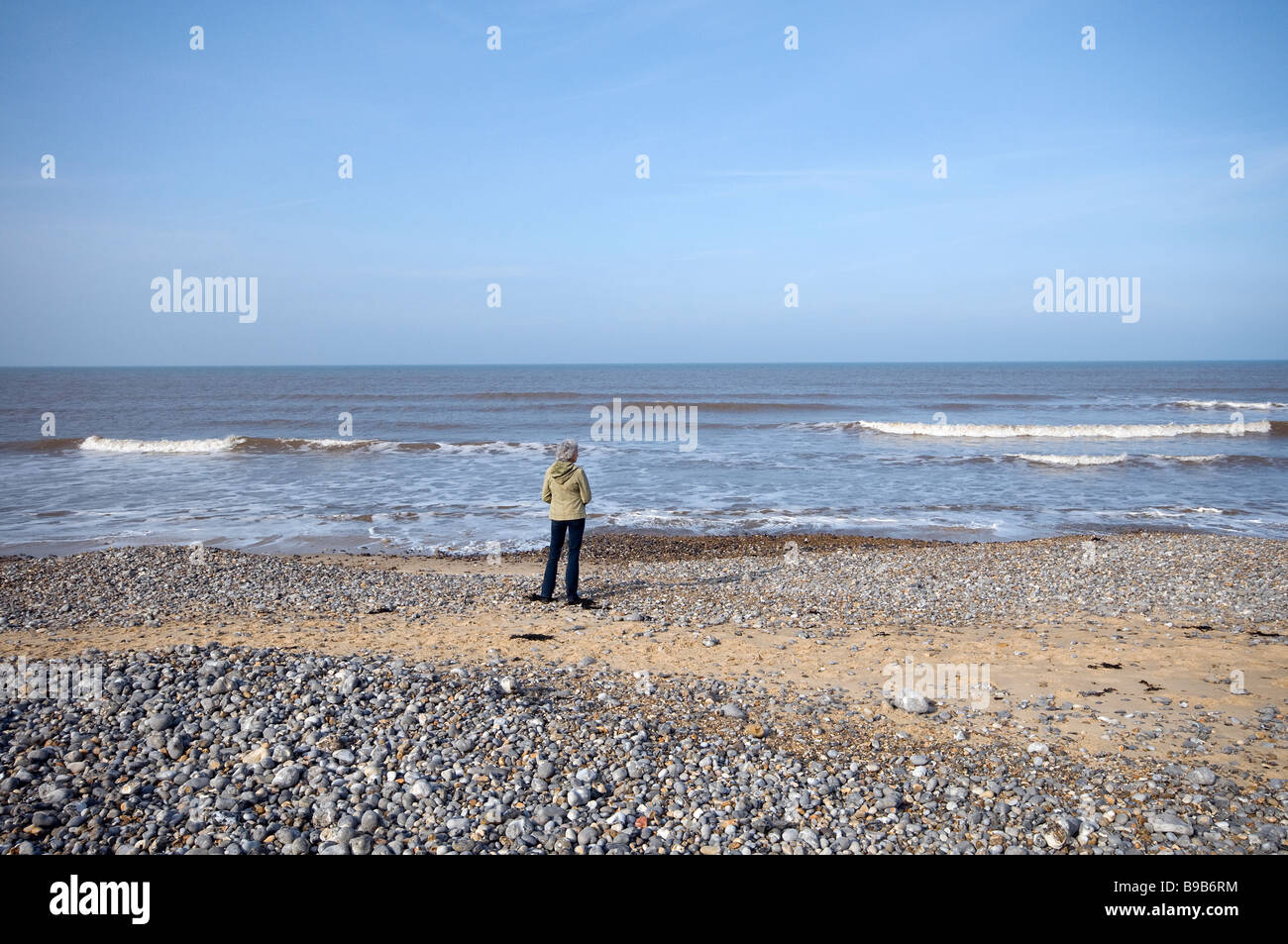 Single lonely mature woman hi-res stock photography and images - Alamy