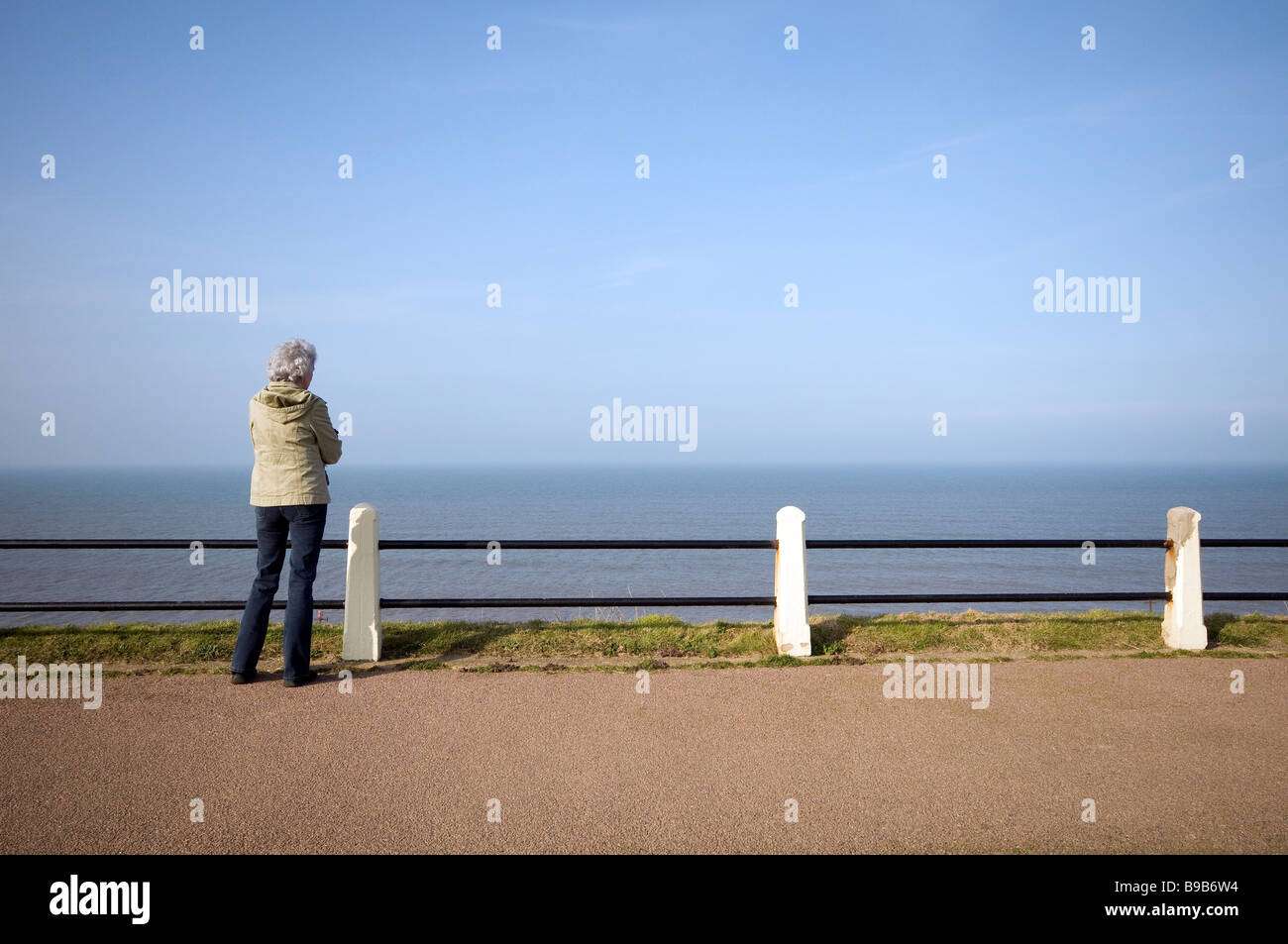 Single lonely mature woman hi-res stock photography and images - Alamy