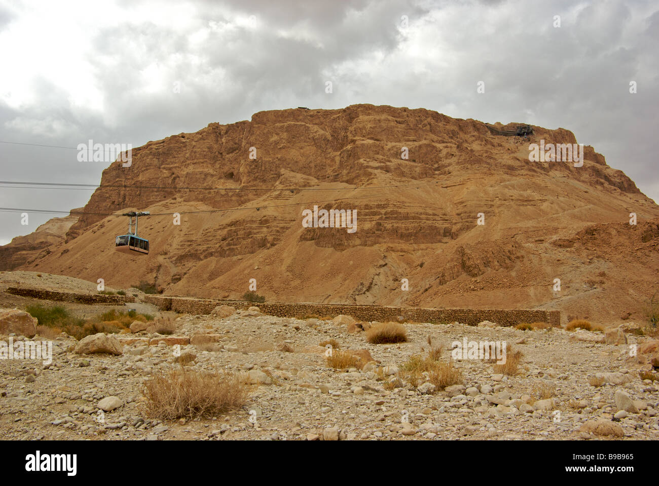 Aerial tramway to remains of King Herod's ancient Jewish palace fortress atop big mesa in Masada National Park Stock Photo