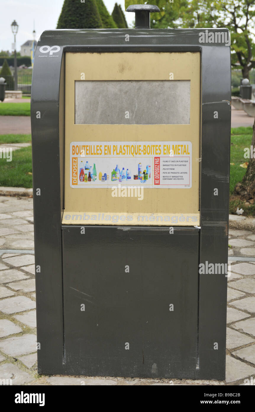 French recycling bin for plastic and metallic bottles Stock Photo Alamy