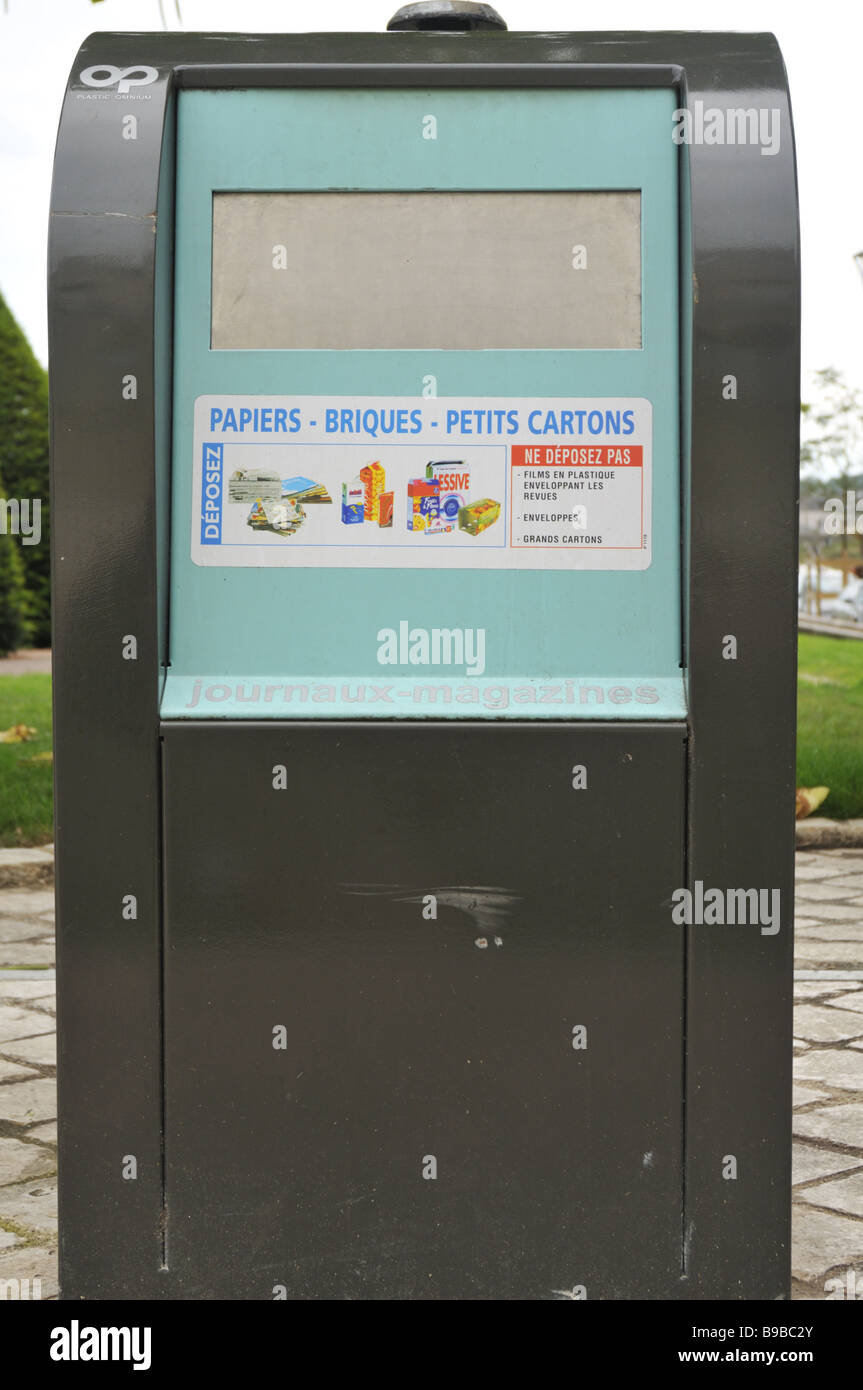 French recycling bin for paper and small cartons Stock Photo Alamy