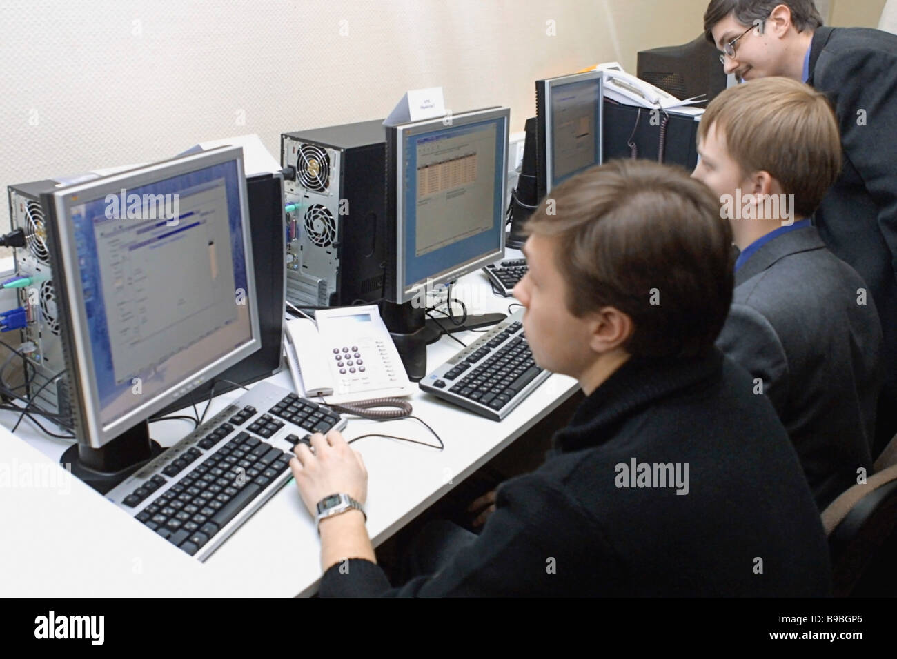 Демонстрационный экзамен 2023. Экзамен на компьютере. Компьютерной форме. Современные персональные компьютеры. Ученик за компьютером.