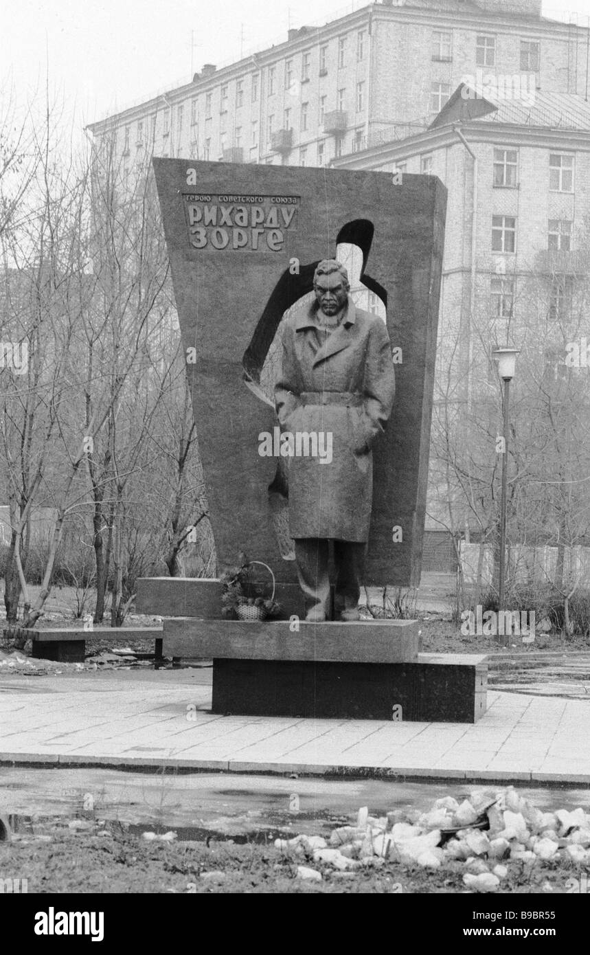 Зорге памятник