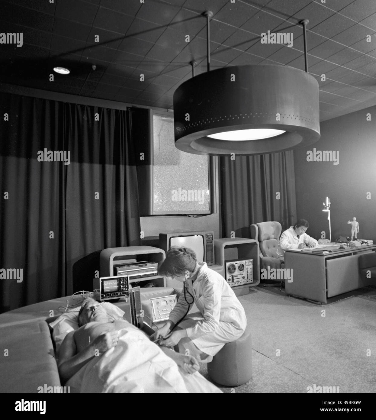 A Nurse Performs An Acupuncture Session Stock Photo Alamy a-nurse-performs-an-acupuncture-session-stock-photo-alamy