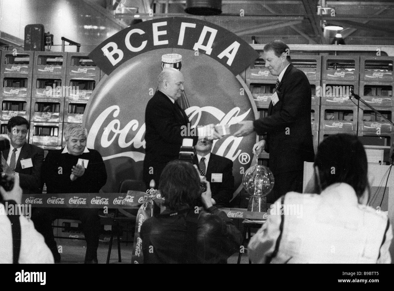 Moscow Cola Moscow Mayor Yuri Luzhkov right and Coca Cola company President Neville ...