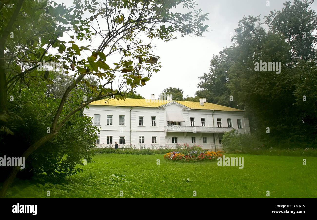 Leo Tolstoy s house in the Yasnaya Polyana estate Stock Photo Alamy