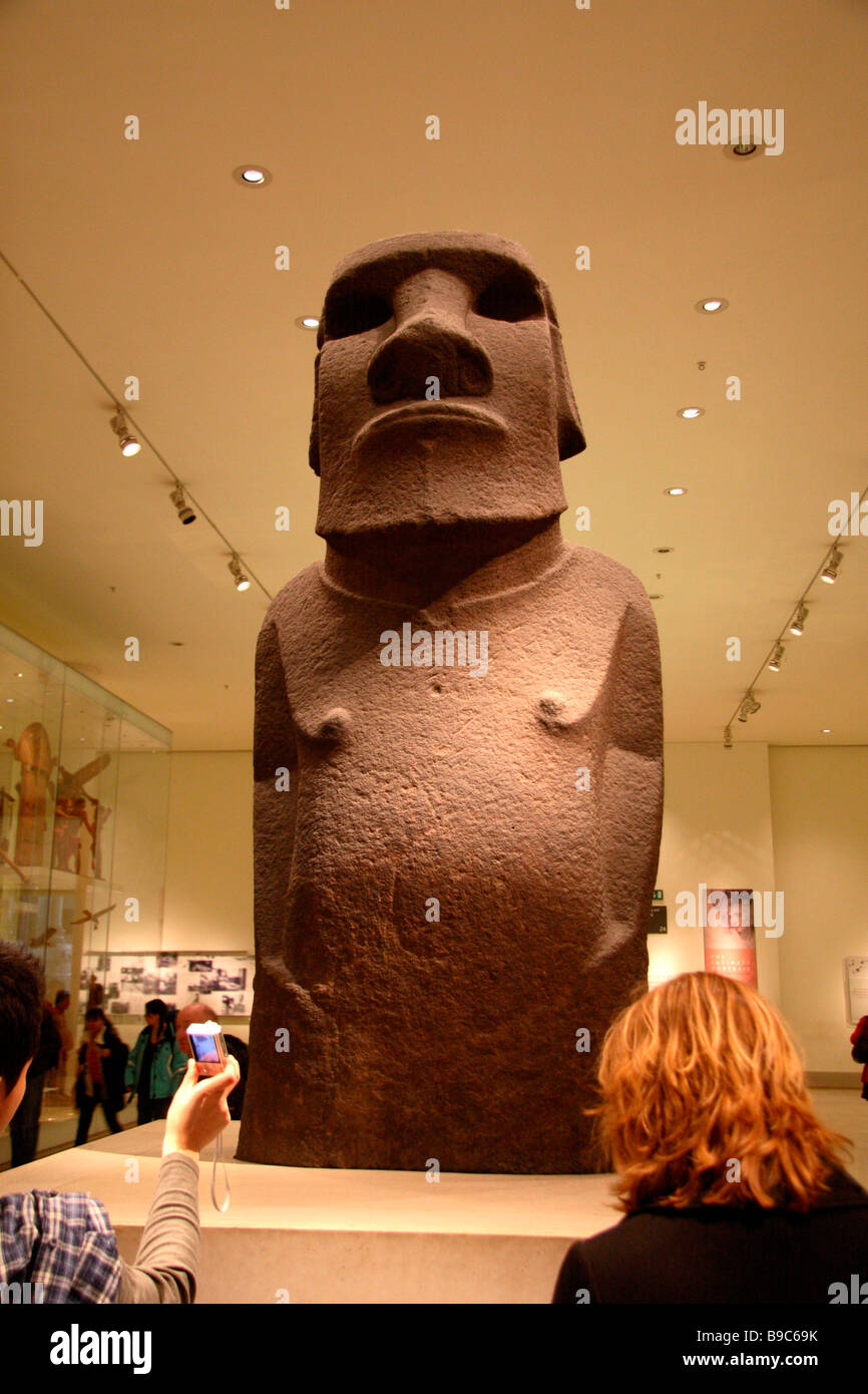 Visitors to the British Museum in front of the Easter Island moai