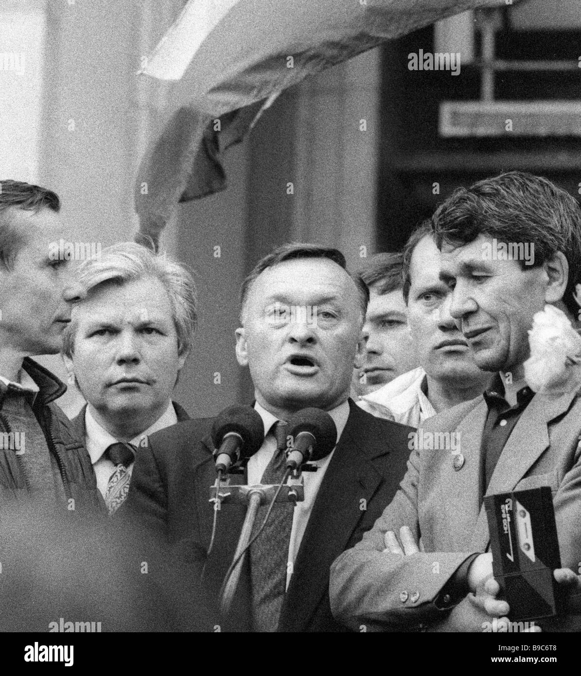 Former KGB Major General Oleg Kalugin addressing a democratic rally