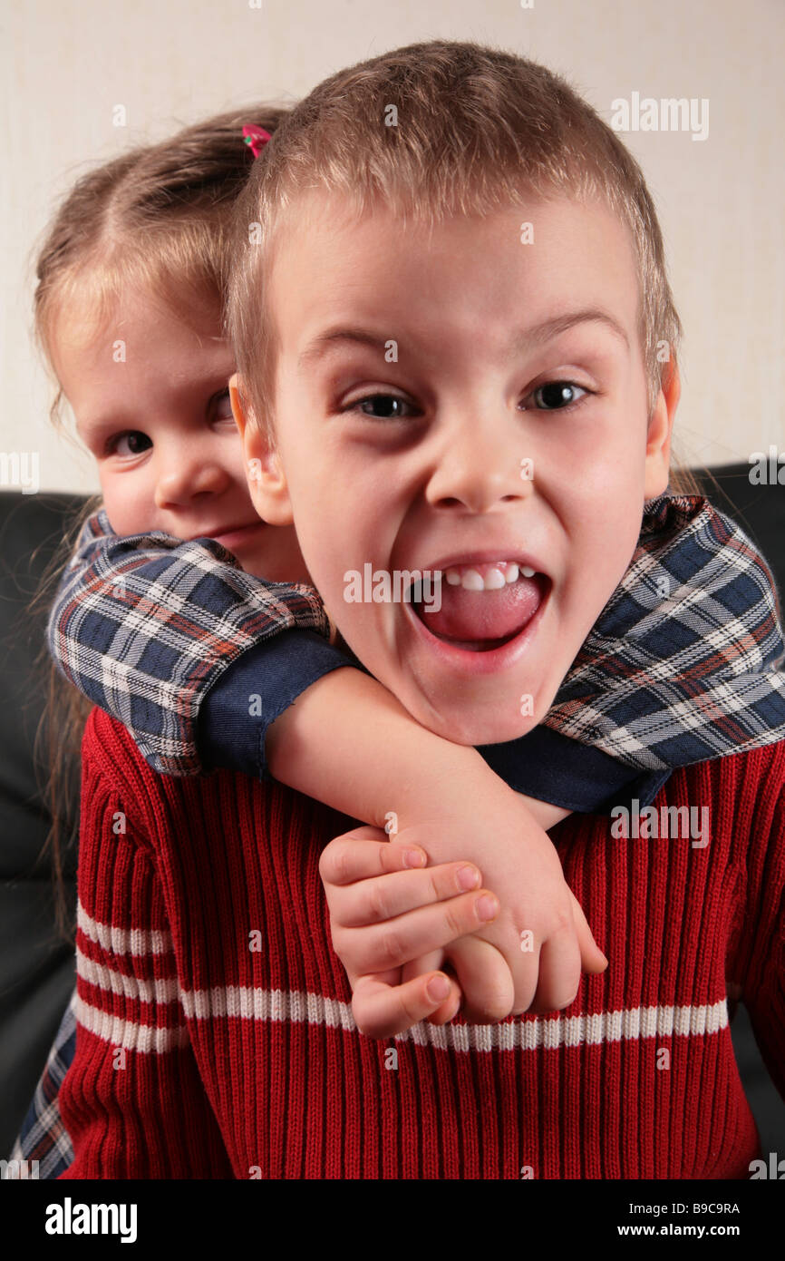 Поцелуй в шею мужчине. Мальчика шею взял. Красивая шея. Мальчика шею взял. Закинул руку на плечо.