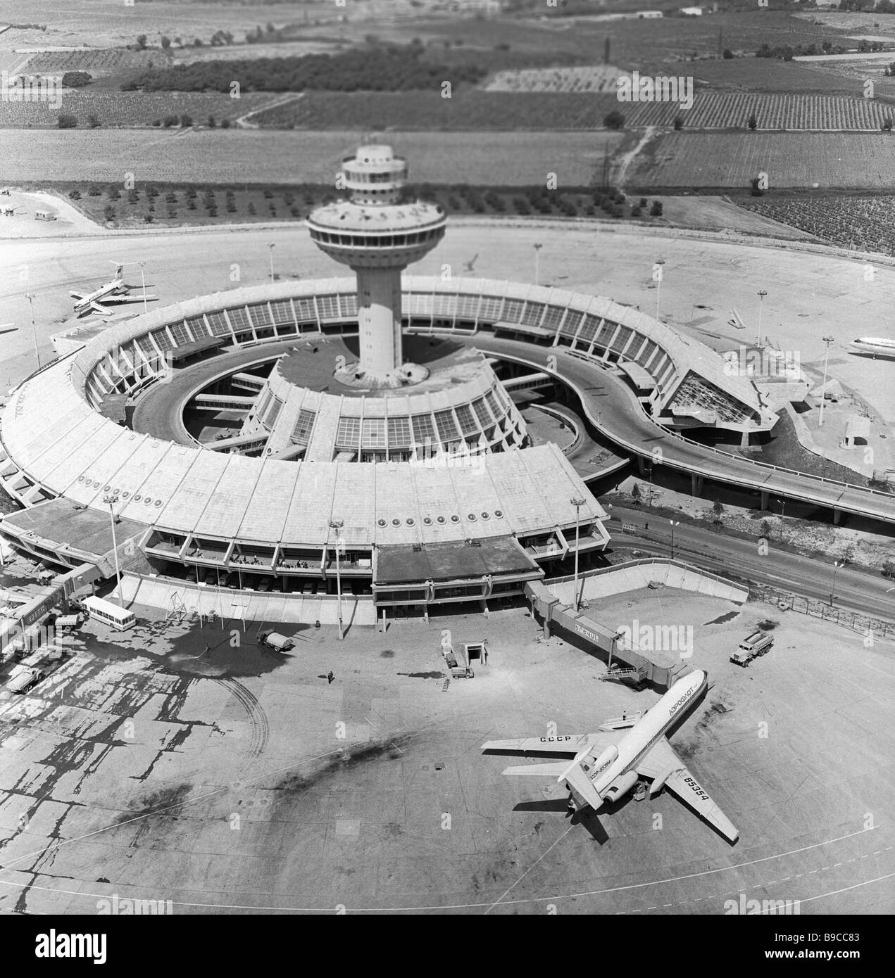 Аэропорт звартноц старый терминал. Заброшенный терминал аэропорта звартноц. Аэропорт звартноц кроссворд. Аэропорт ереван старый терминал. Международный аэропорт звартноц.