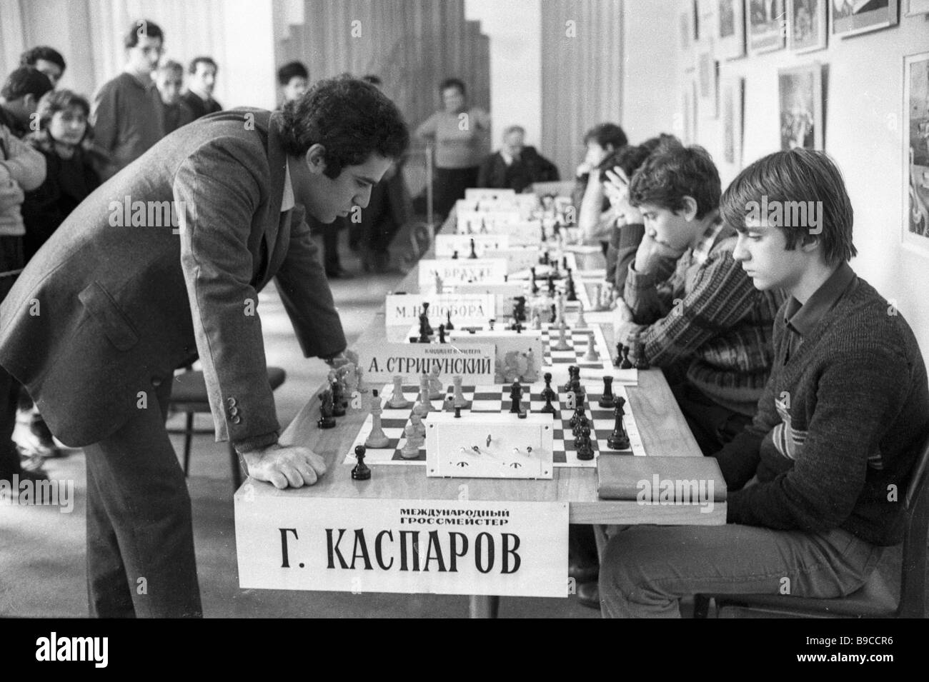 World chess champion Gary Kasparov left playing a simultaneous chess game  with the team of the Chelyabinsk Palace of Young Stock Photo - Alamy