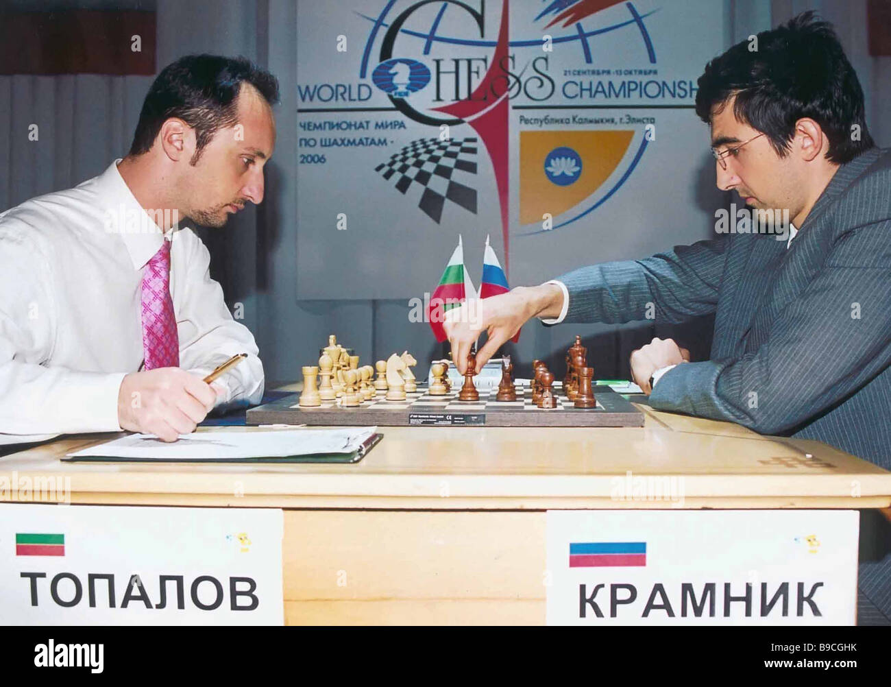 dpa) - Russian World Chess Champion Vladimir Kramnik (L) plays against  Hungarian Grandmaster Peter Leko (R) during the 2004 Dortmund Chess Meeting  in Dortmund, Germany, 23 April 2004. The event takes place