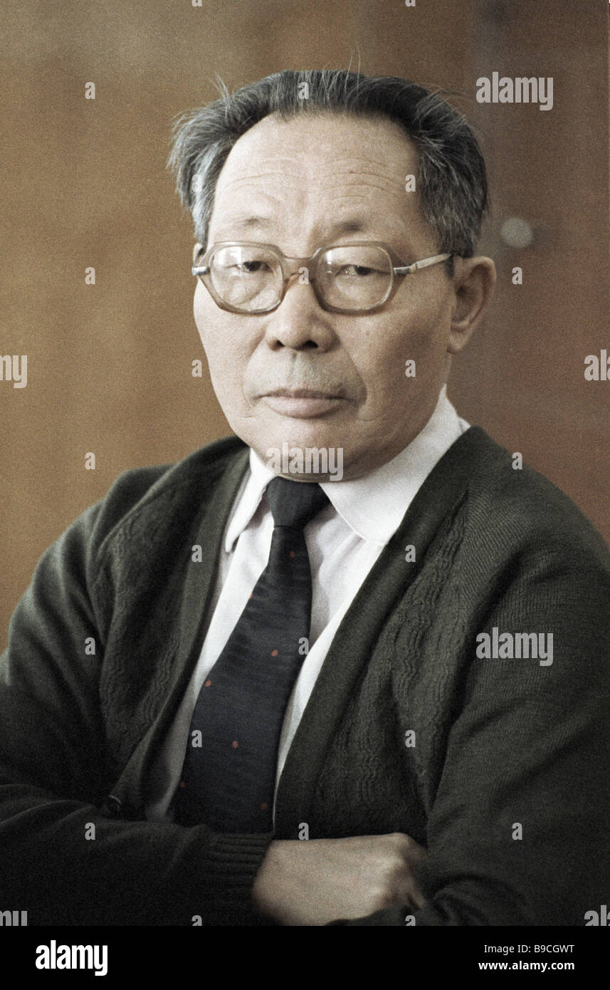 Писатели тувы. Писатели тувы фото. Шулуу чыргал-оолович сат. Писатели тувы. Кюнзегеш кызыл эник.