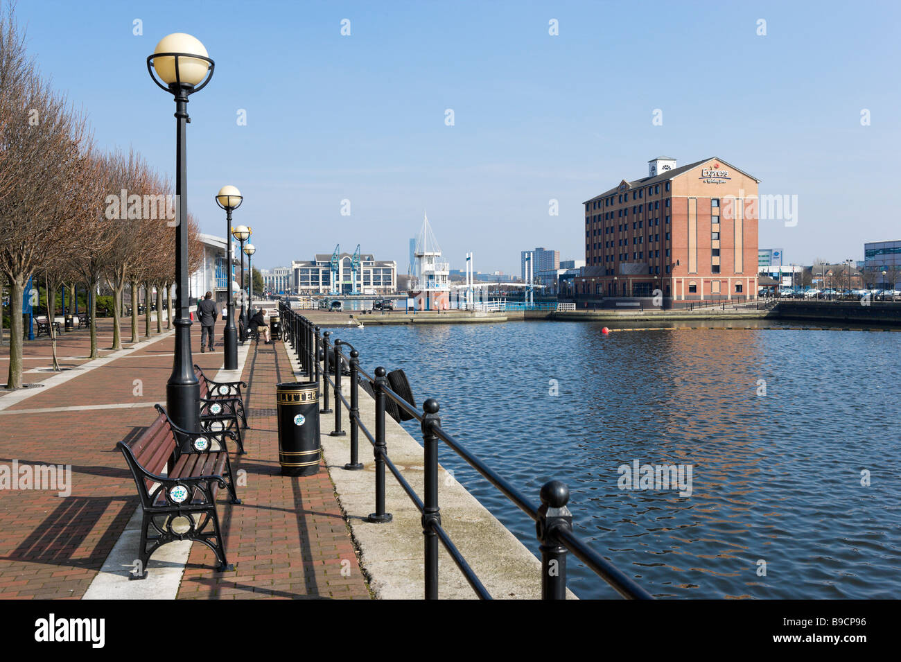 The promenade alongside the Manchester Ship Canal and the Express by Holiday Inn Hotel, Salford Quays, Greater Manchester, Engla Stock Photo