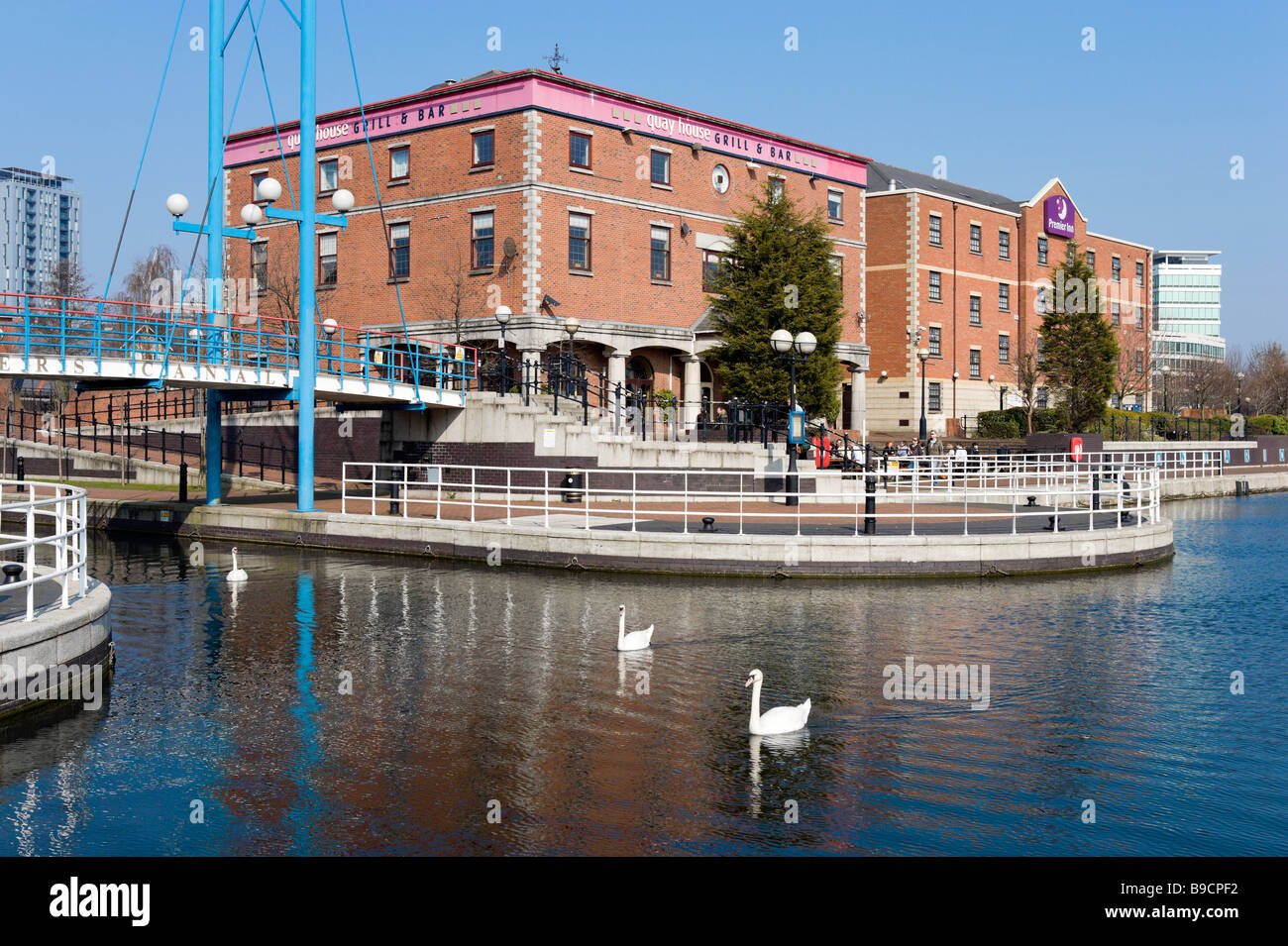 Quay House Grill and Bar and the Premier Inn on the Ontario Basin, Salford Quays, Greater Manchester, England Stock Photo
