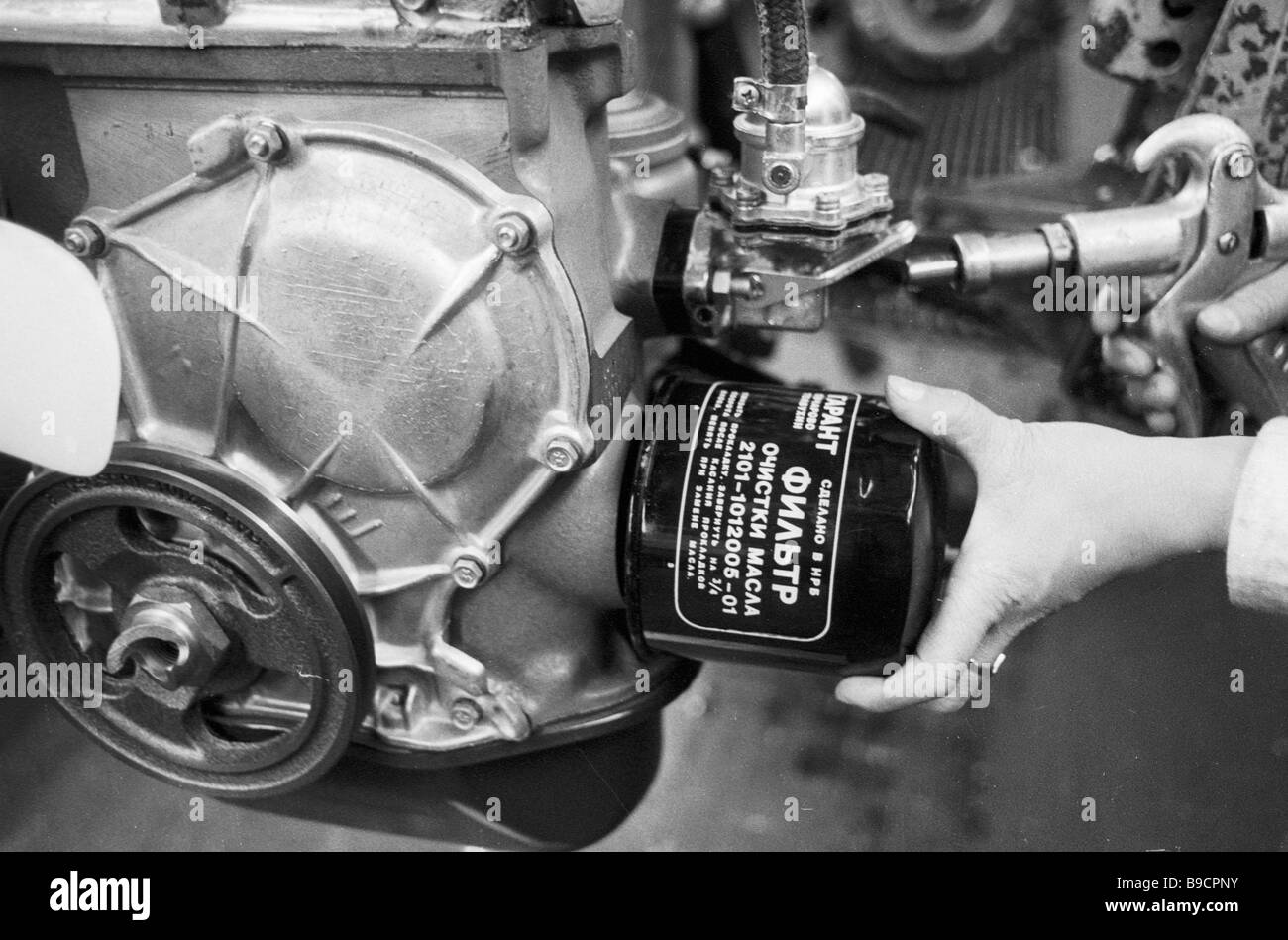 Fitting an oil filter in the engine Stock Photo - Alamy