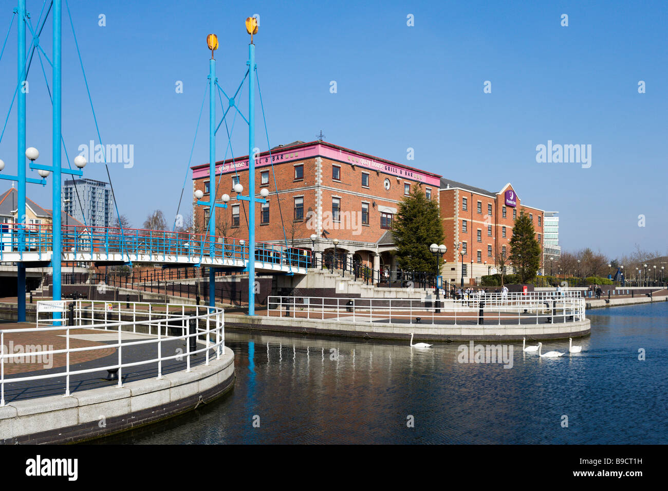 Quay House Grill and Bar and the Premier Inn on the Ontario Basin, Salford Quays, Greater Manchester, England Stock Photo