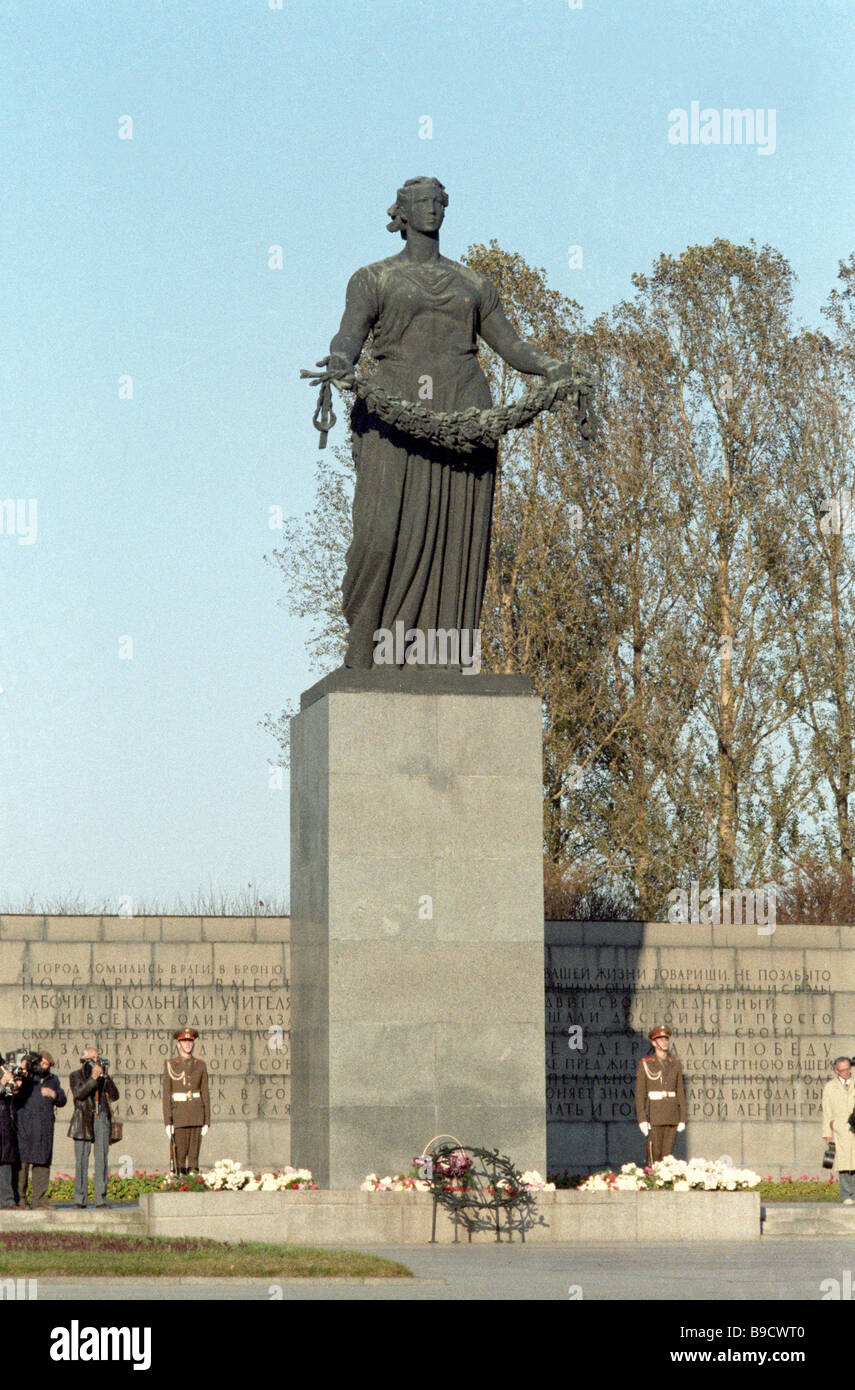 The Motherland monument at the Piskarevskoye memorial cemetery Stock ...