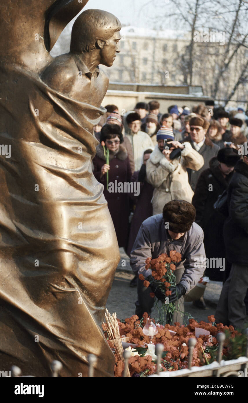 Muscovites and visitors laying flowers to the grave of Vladimir