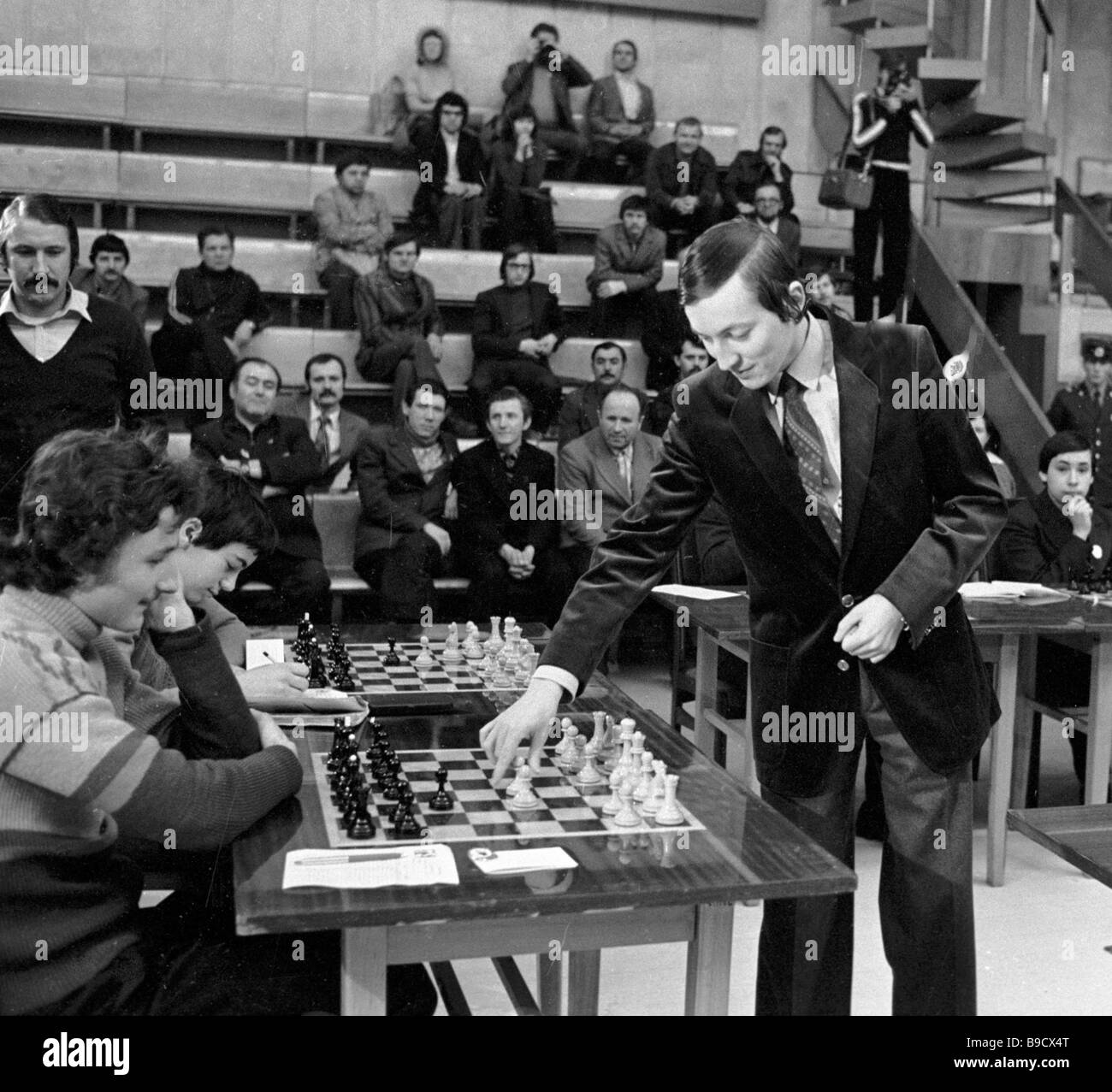World champion Anatoly Karpov during simultaneous exhibition against young  chess players Stock Photo - Alamy