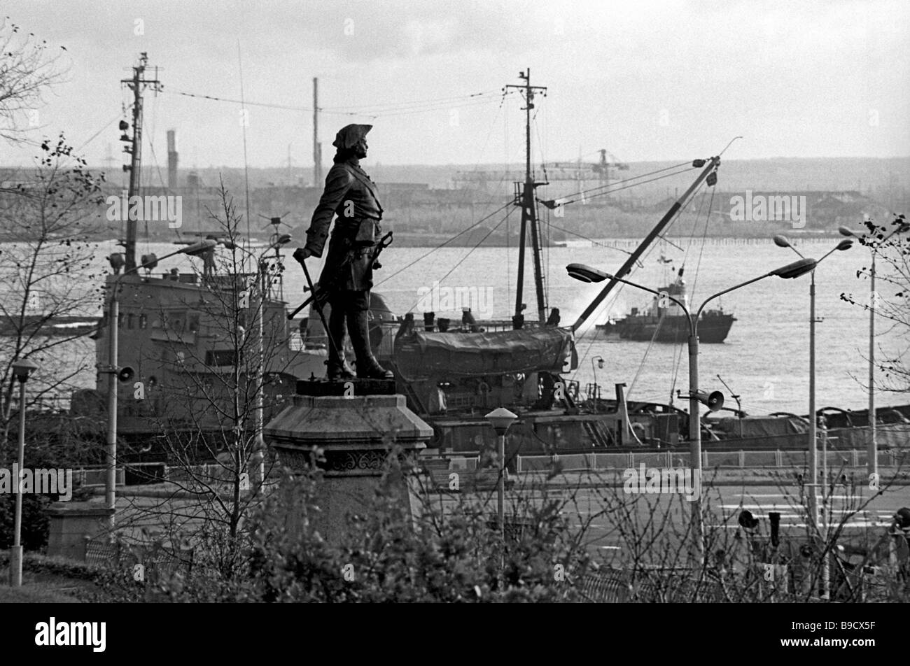 Krasnaya Red Quay In Arkhangelsk The City S Chief Moorage Foregound Monument To The Tsar Peter The Great Who Founded Russia S Stock Photo Alamy Krasnaya Red Quay In Arkhangelsk The City S Chief Moorage Foregound Monument To The Tsar Peter The Great Who Founded Russia S Stock Photo Alamy