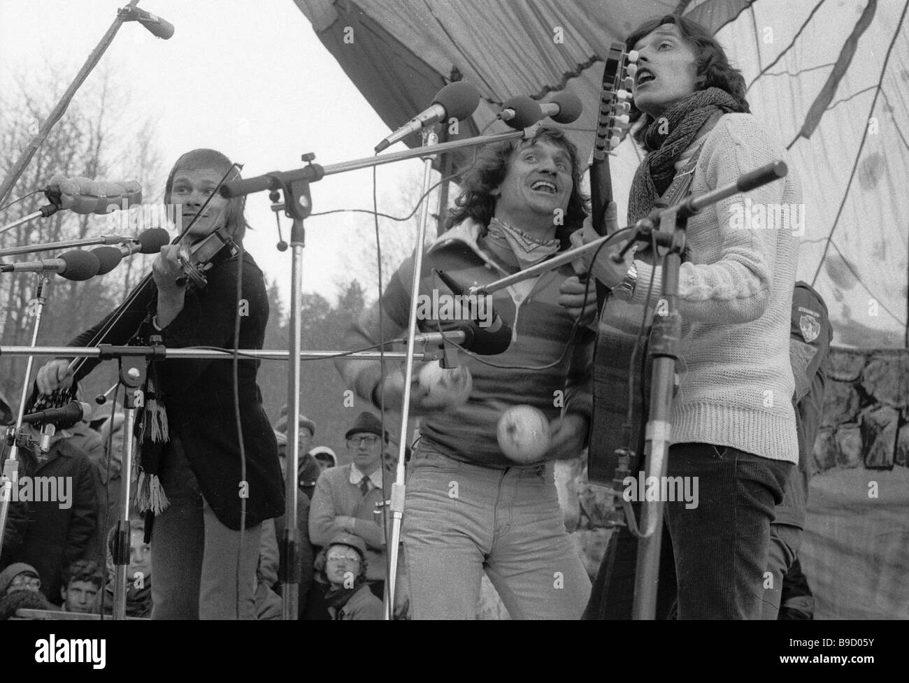 Barde Singer Bards sing to guitar during Twenty Fifth Festival of Amateur Singers ...
