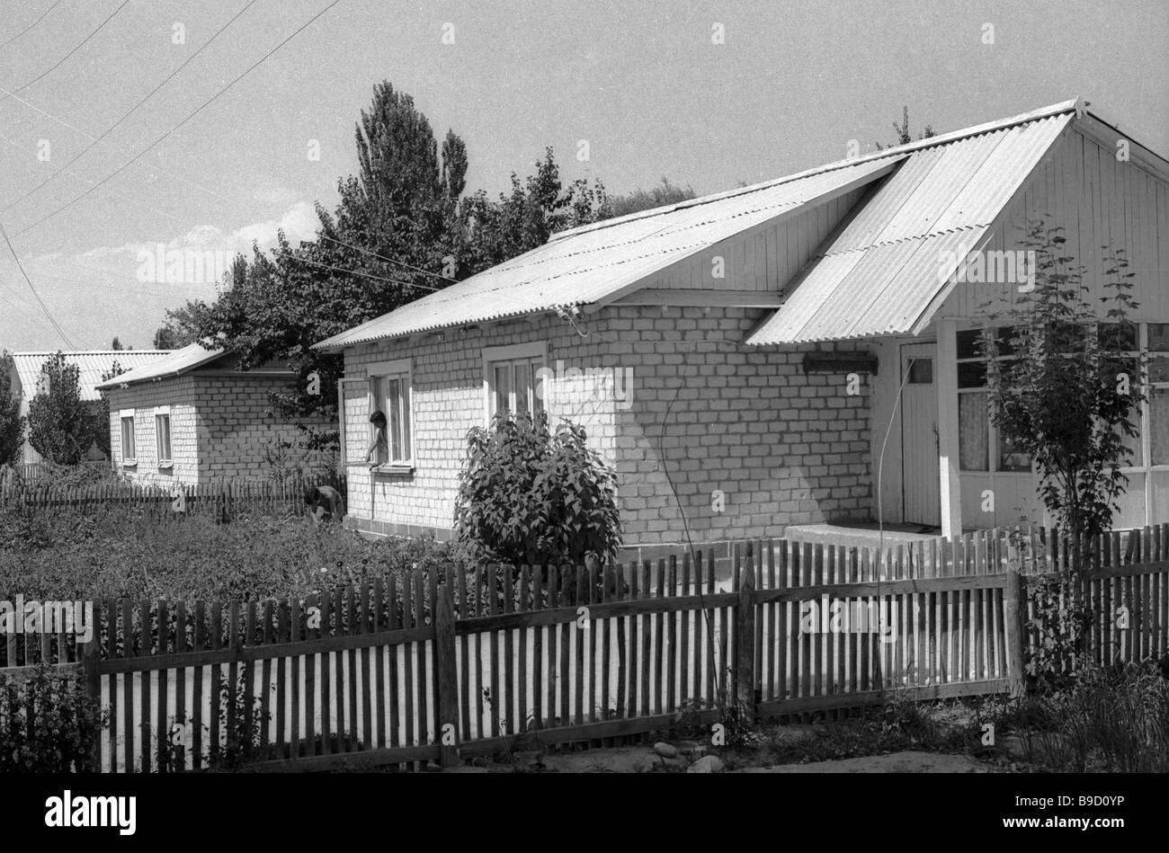 Заброшенная ферма ольховец. Заброшенный совхоз. Заброшенный колхоз имени ленина иркутская область. Дома в колхозе. Деревня в глубинке.