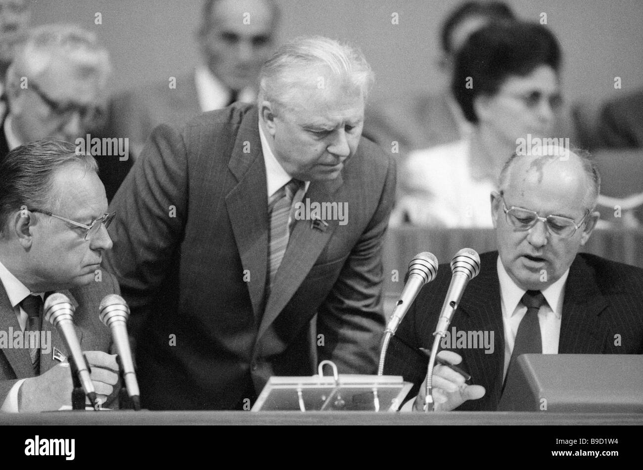 Ельцин перестройка. Горбачев 1988. Горбачев и Лигачев.