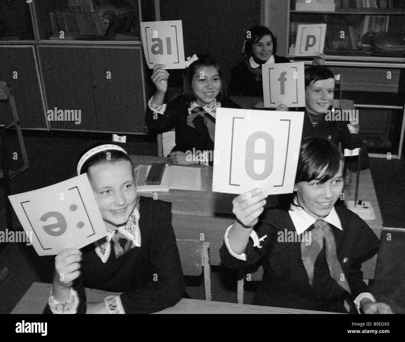 Moscow pupils attending an English lesson Stock Photo - Alamy