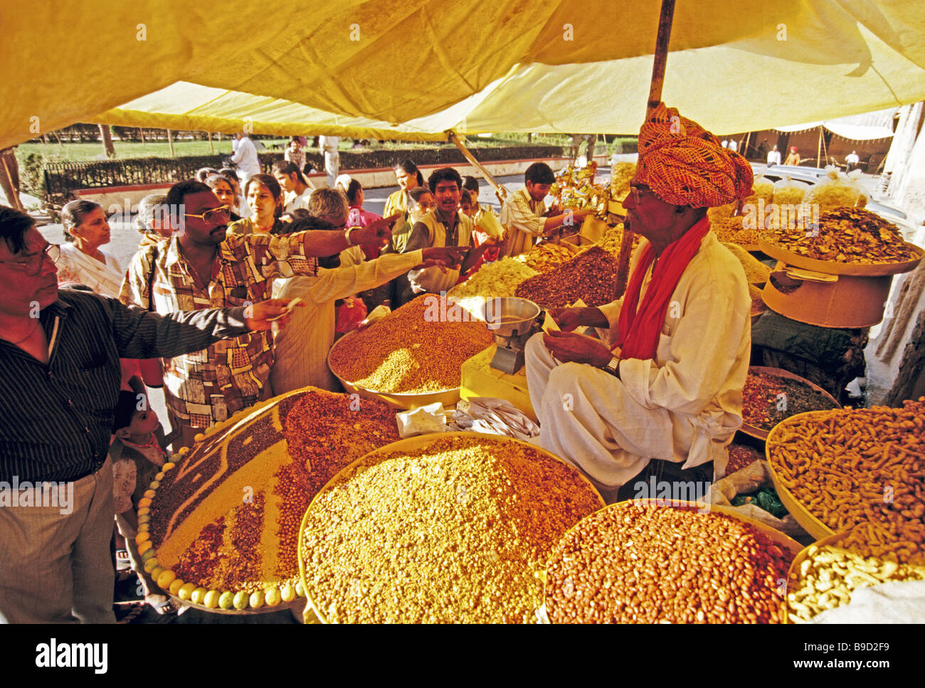 Rajasthan merchant selling snacks in the Amber Fort in Jaipur Stock Photo