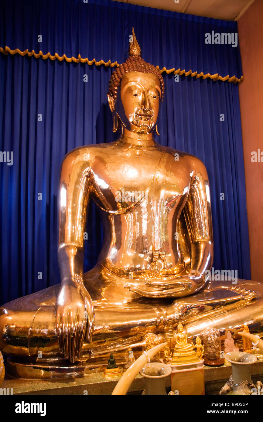 The world's largest 5 1 2 tons solid gold Buddha in Bangkok Thailand Housed in the temple of Wat