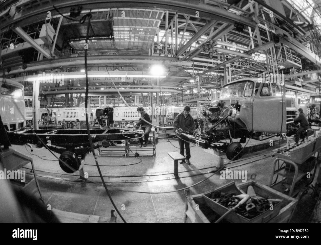 A worker at the Gorky Automobile Plant GAZ assembly line Stock Photo - Alamy