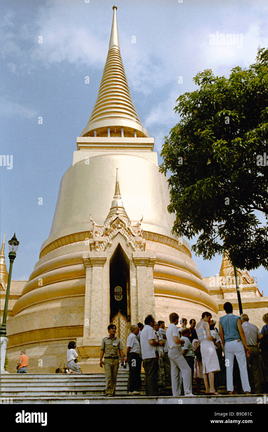 A temple in Bangkok Stock Photo - Alamy