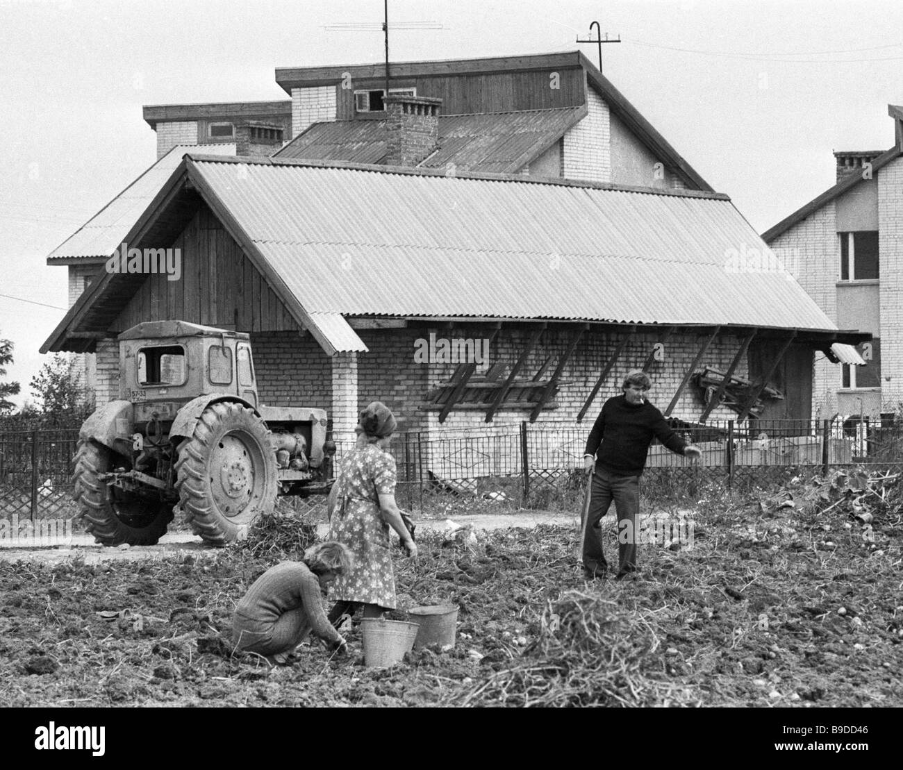 Советские люди в лаптях. Детская фотосессия с трактором. Рынок в краснослободске 1952 год мордовия. Крестьяне крепостные в лаптях. Работница колхоза.