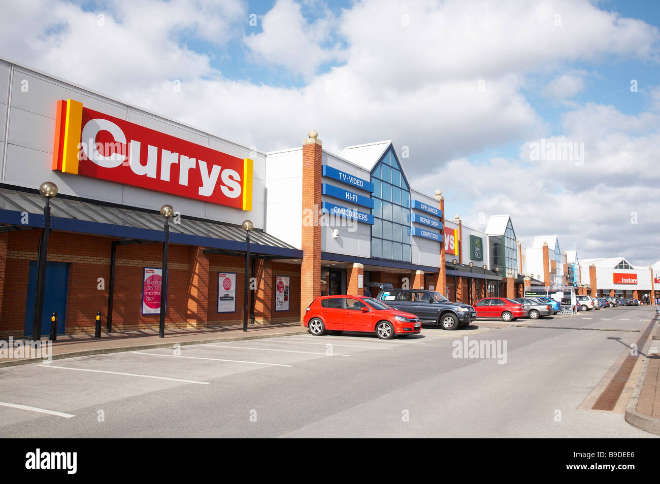 Shops car park retail hires stock photography and images Alamy