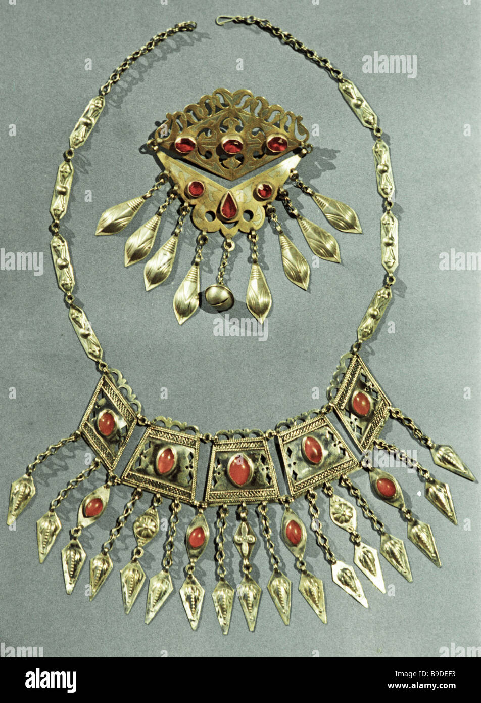 Watch - Gleaming and shiny buckle style brooches video Look - Gleaming and shiny buckle style brooches video