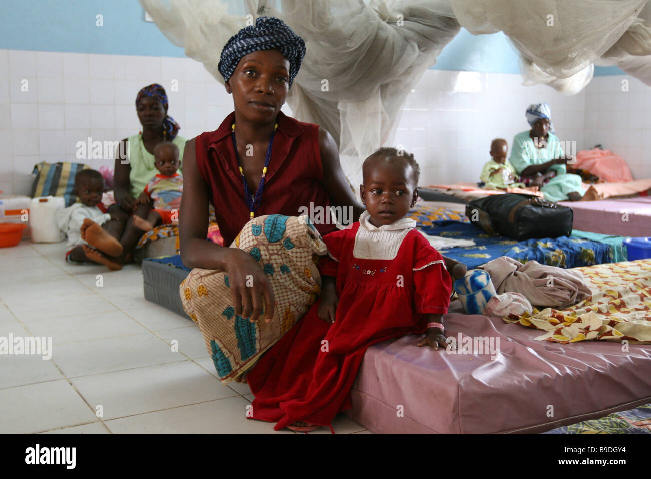mother and daughter in feeding clinic for undernourished children, Sierra Leone Stock Photo