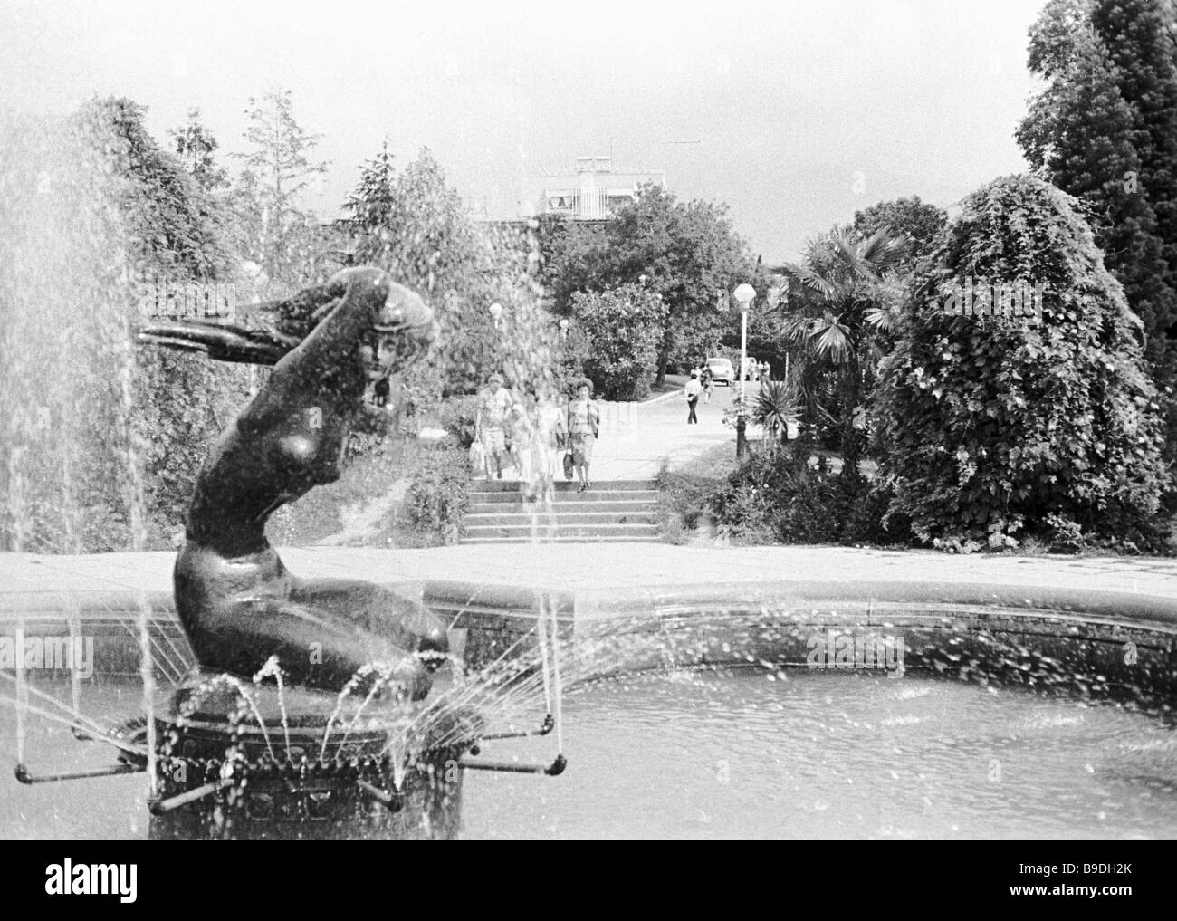 A fountain in a city park Stock Photo - Alamy