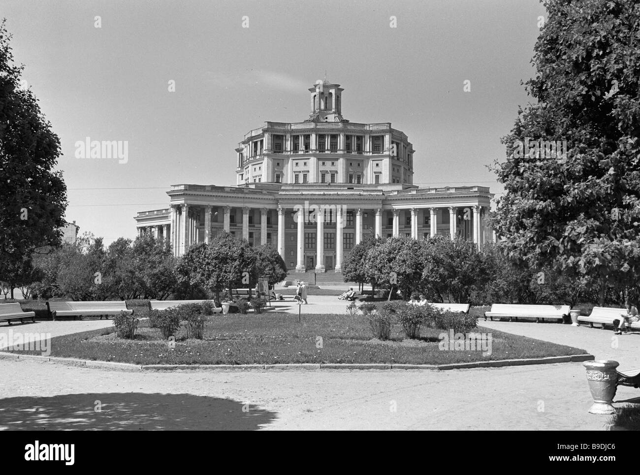 Theater of the Soviet Army: the address, how to get there Theater of the Soviet Army: the address, how to get there