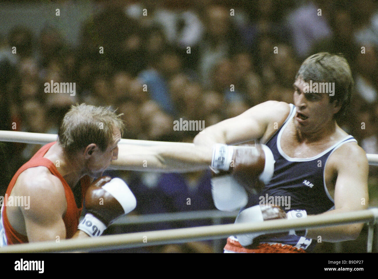 Soviet boxer Pyotr Zayev left attacking Yugoslav boxer Aziz Salihu right  during the 22nd Olympic Games Stock Photo - Alamy