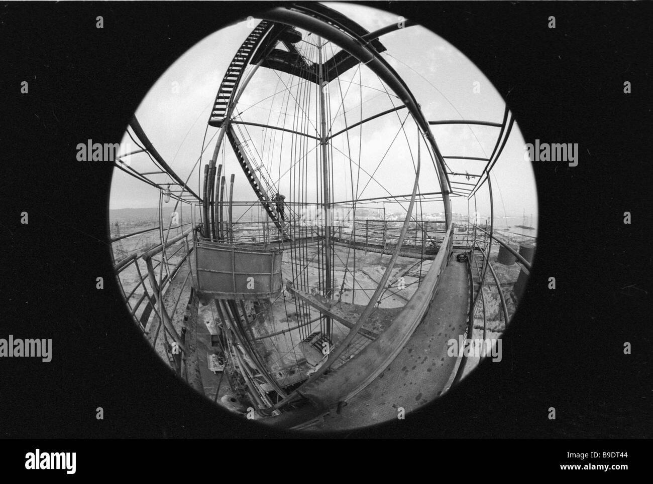 Assembling a well rig Stock Photo - Alamy