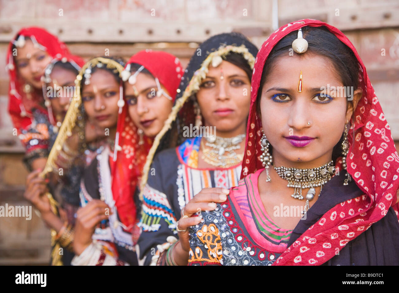 Women in traditional Rajasthani costume, Pushkar, Ajmer, Rajasthan