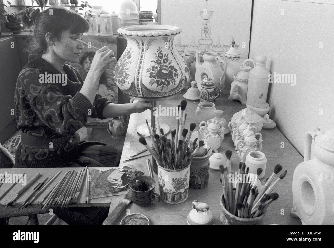 An artist painting a vase at the Gzhel ceramics factory Stock Photo - Alamy
